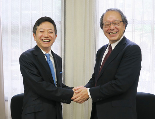 （右）東京大学大学院 情報理工学系研究科 研究科長 石川正俊（左）弊社代表執行役社長 安藤直広