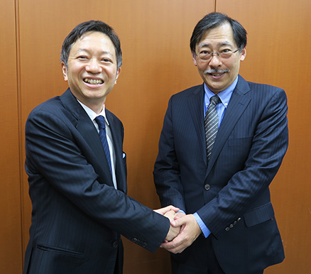 （右）東京大学大学院 情報理工学系研究科 研究科長 石川正俊（左）弊社代表執行役社長 安藤直広
