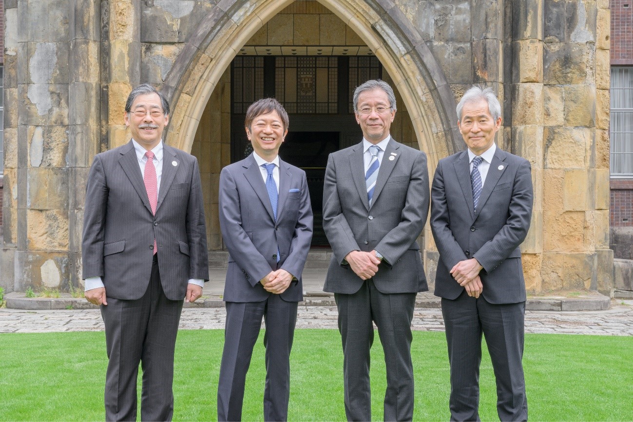 写真左から、東京大学医学系研究科神経病理学分野教授 岩坪威、当社代表執行役社長 安藤直広、東京大学総長 藤井輝夫、東京大学大学院情報理工学系研究科長・教授 中村宏